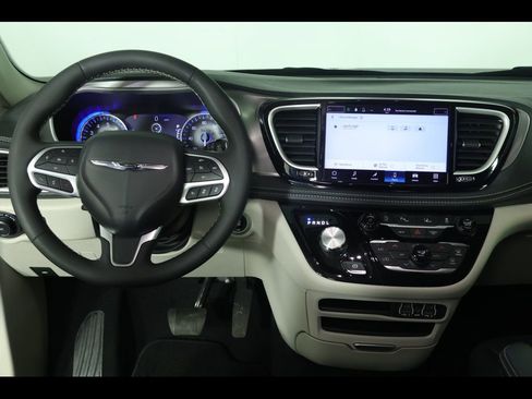 Used 2023 Chrysler Pacifica Touring-L image 3