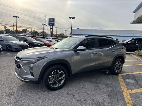 Used 2025 Chevrolet Trax LT w/ LT Convenience Package image 4