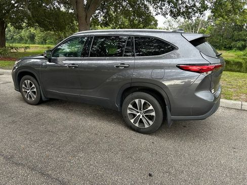 Used 2022 Toyota Highlander XLE AWD/4WD image 4