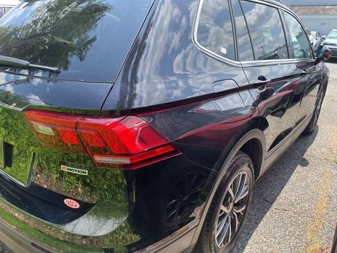 Used 2019 Volkswagen Tiguan SE w/ Panoramic Sunroof Package image 9