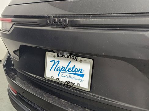 New 2025 Jeep Grand Cherokee Altitude image 9