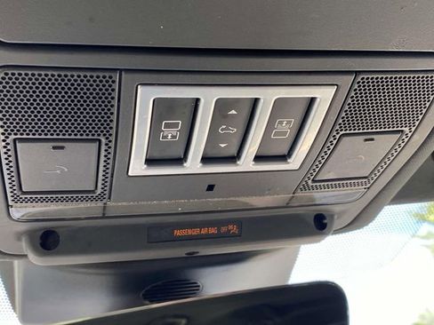 Used 2018 Land Rover Discovery HSE image 38