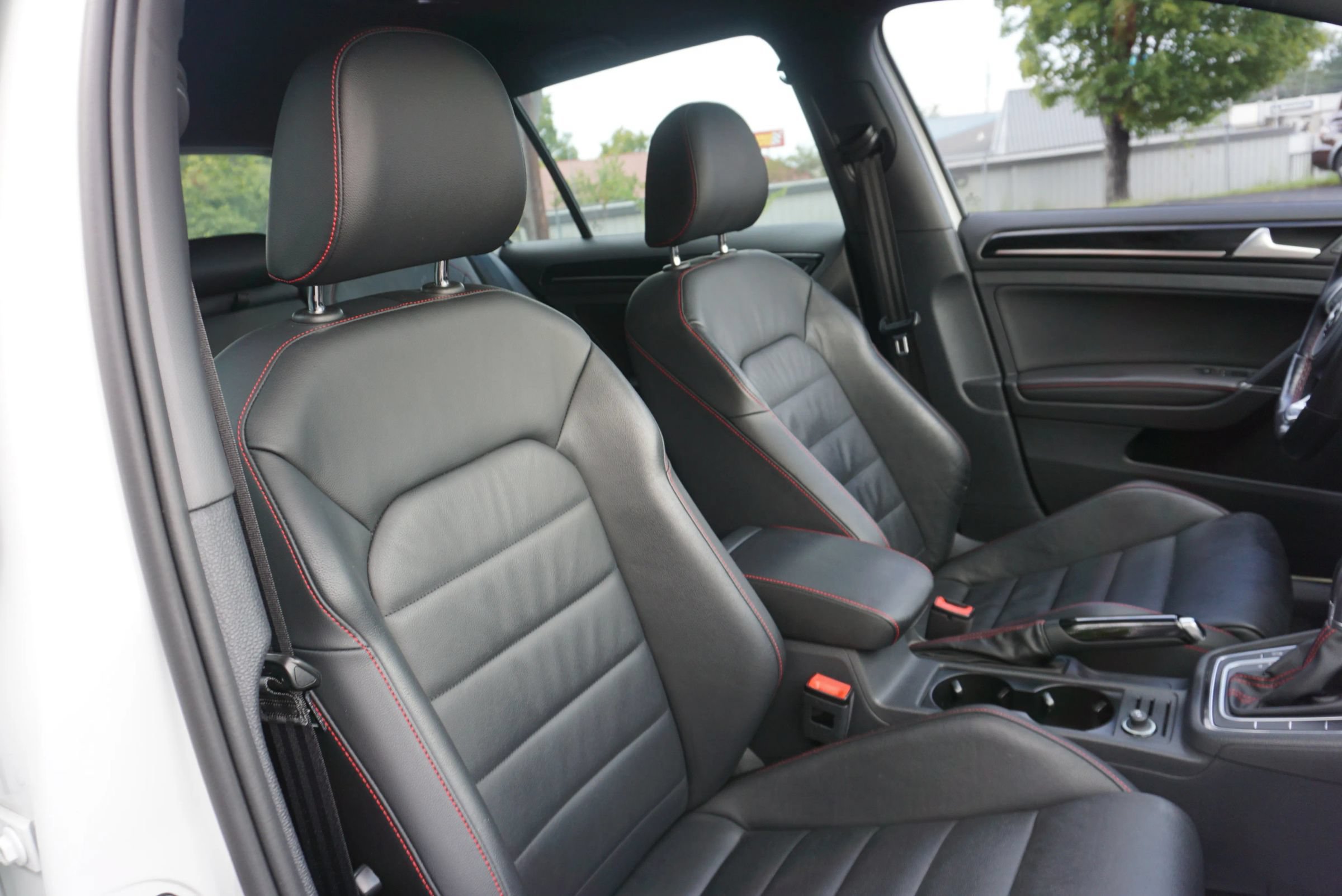 Used 2017 Volkswagen GTI SE FWD image 18