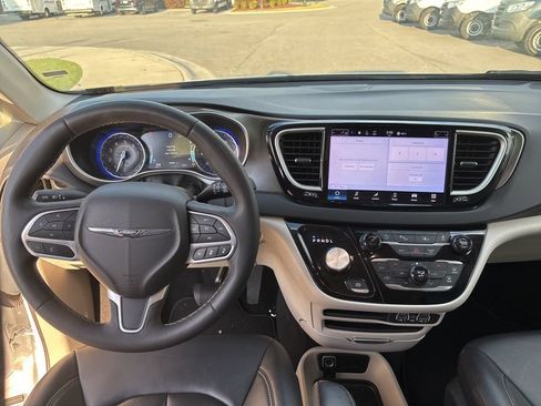 Used 2024 Chrysler Pacifica Touring-L FWD image 42