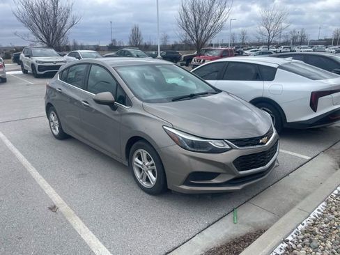 Used 2018 Chevrolet Cruze LT image 2