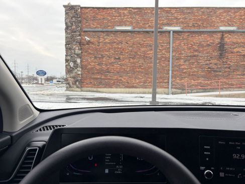 Used 2025 Kia Sportage LX FWD image 32