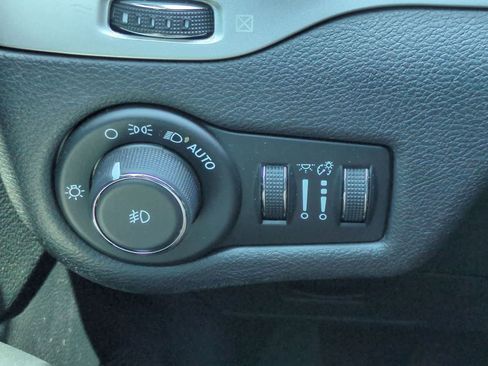 Used 2018 Jeep Cherokee Latitude Plus w/ Cold Weather Group FWD image 28