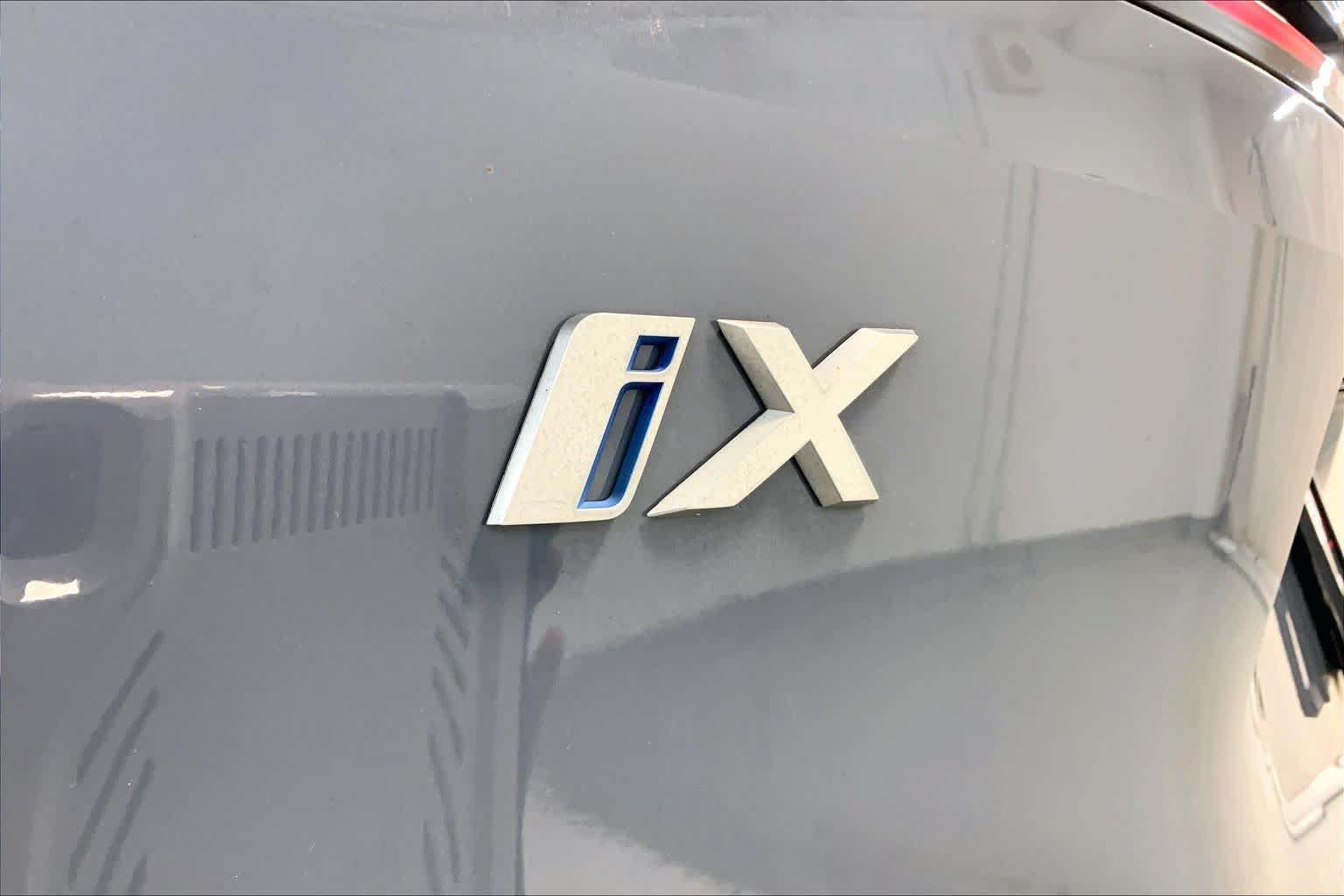 Used 2024 BMW iX xDrive50 w/ Sport Package AWD/4WD image 29