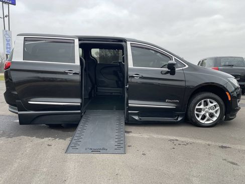 Used 2019 Chrysler Pacifica Touring-L image 4