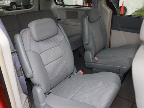 Used 2008 Chrysler Town & Country Touring w/ Entertainment Group #2 FWD image 12