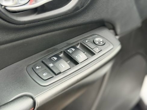 Used 2019 Jeep Cherokee Trailhawk w/ Cold Weather Group image 19