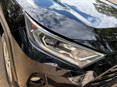 Used 2021 Toyota RAV4 XLE Premium image 29