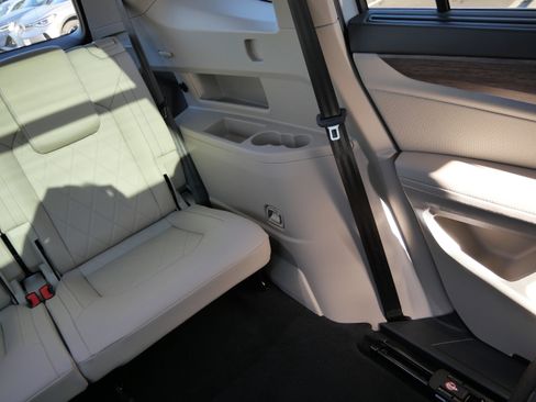 Certified 2025 Volkswagen Atlas SEL Premium R-Line image 14