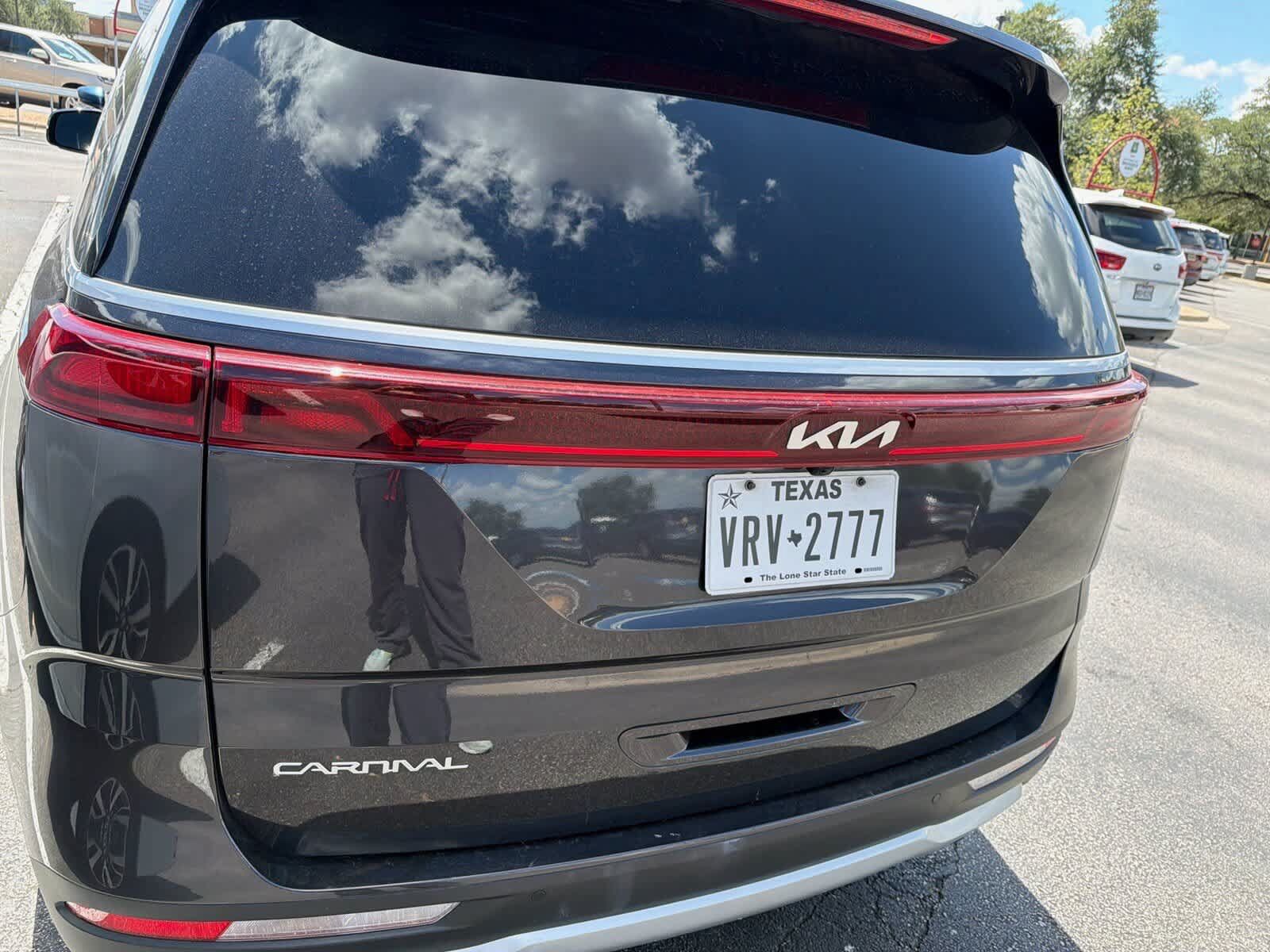 Certified 2024 Kia Carnival EX FWD image 3