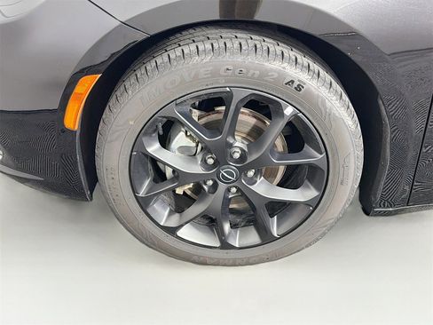 Used 2025 Chrysler Pacifica Limited image 33