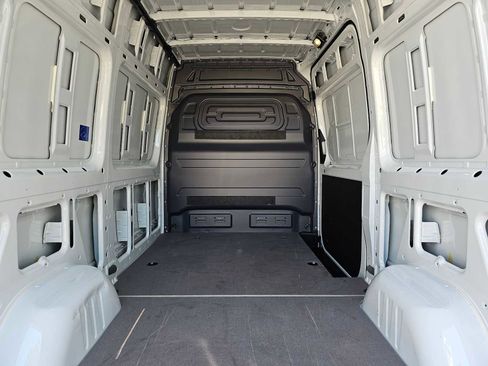 Used 2025 Mercedes-Benz Sprinter 2500 image 19