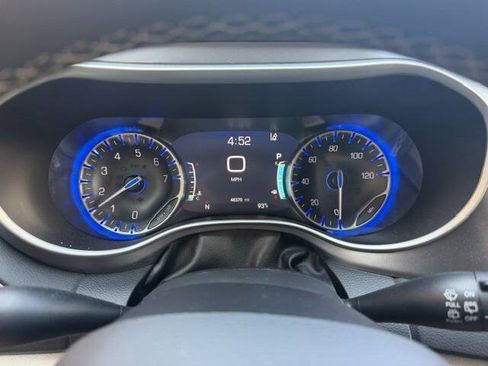 Used 2023 Chrysler Pacifica Touring-L FWD image 16