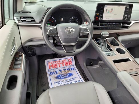 Used 2021 Toyota Sienna XLE image 7