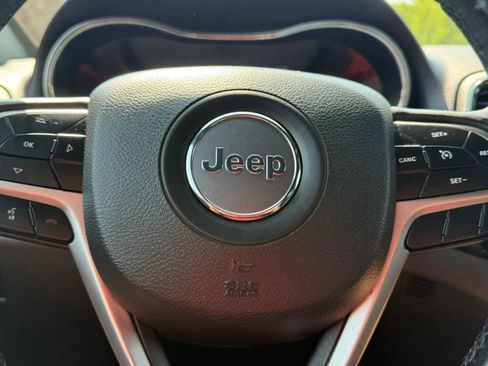 Used 2019 Jeep Grand Cherokee Laredo AWD/4WD image 20