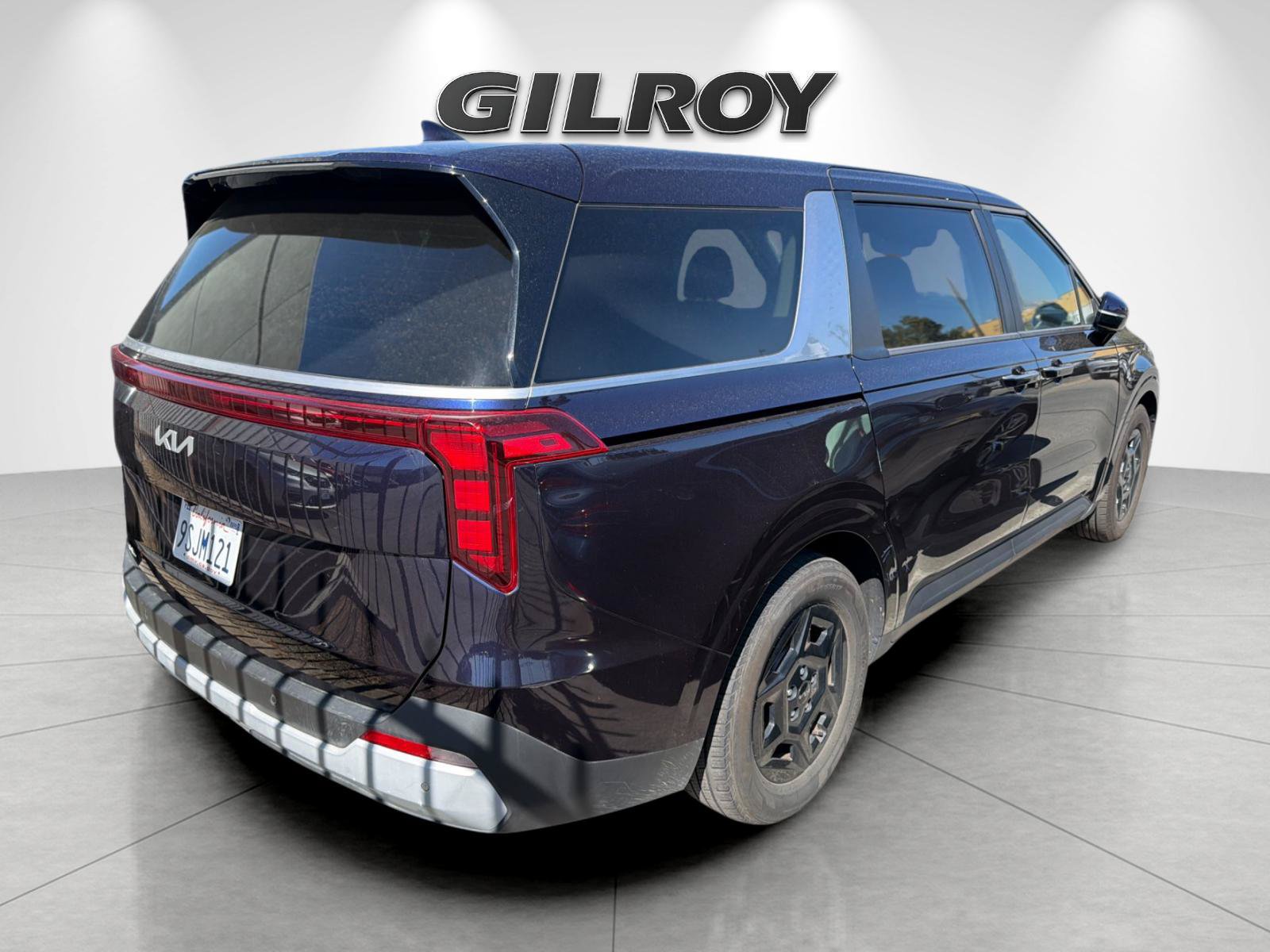 Used 2025 Kia Carnival FWD image 2