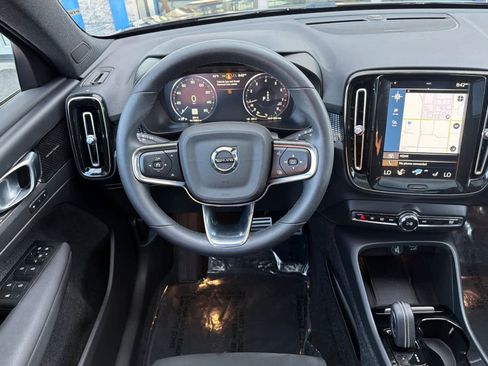 Used 2022 Volvo XC40 T5 R-Design w/ Advanced Package image 16