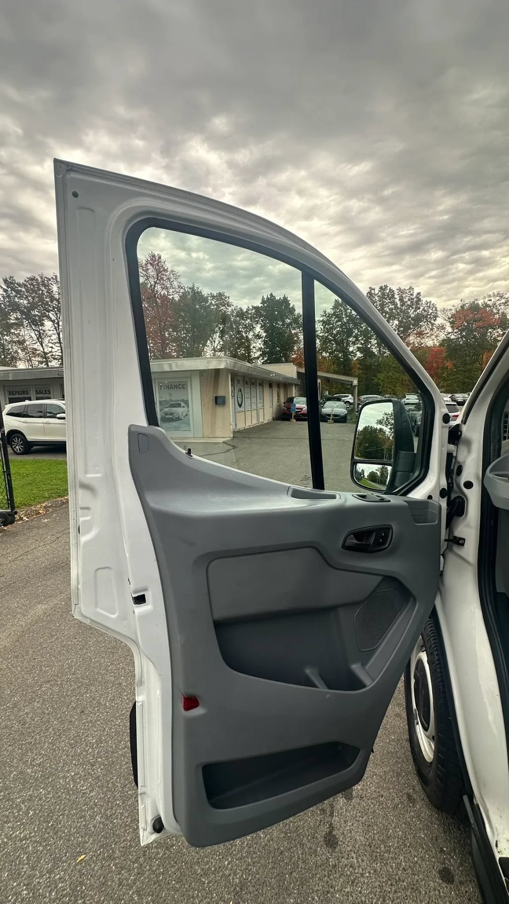 Used 2019 Ford Transit 250 130 Low Roof RWD image 24