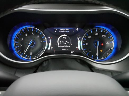 Used 2024 Chrysler Pacifica Touring-L image 21