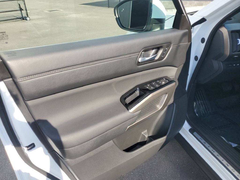 Certified 2025 Nissan Pathfinder Platinum w/ Cargo Package FWD image 27
