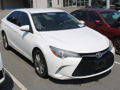 Used 2015 Toyota Camry SE FWD image 3