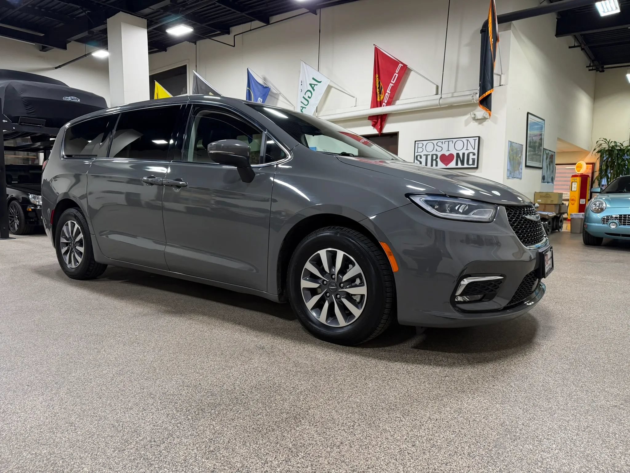Used 2023 Chrysler Pacifica Touring-L FWD image 3