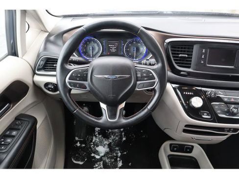 Used 2017 Chrysler Pacifica Touring-L w/ Tire & Wheel Group image 10