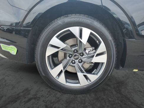 Used 2023 Audi e-tron Premium Plus w/ Premium Plus Package AWD/4WD image 5