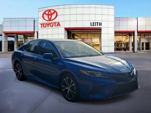 Used 2020 Toyota Camry SE image 3