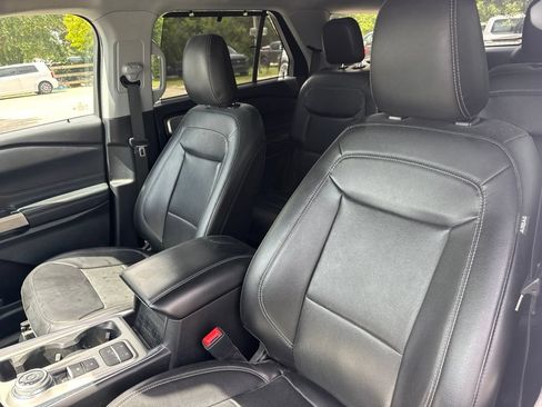 Used 2023 Ford Explorer Limited w/ Equipment Group 301A RWD image 10