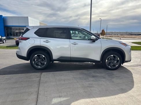 Used 2024 Nissan Rogue SV image 2