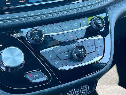 Used 2025 Chrysler Pacifica Select w/ Uconnect Theater Family Group image 16