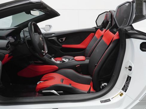 Used 2024 Lamborghini Huracan EVO image 2