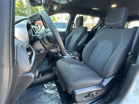 Used 2024 Chrysler Pacifica Touring image 8