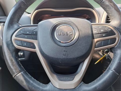 Used 2018 Jeep Cherokee Latitude w/ Altitude Package FWD image 18