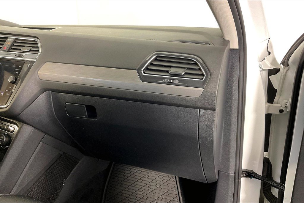 Used 2021 Volkswagen Tiguan SE w/ Panoramic Sunroof Package FWD image 18