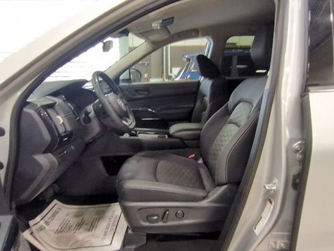 Used 2024 Nissan Pathfinder SV AWD/4WD image 12