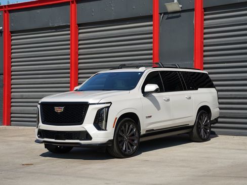 Used 2025 Cadillac Escalade ESV V AWD/4WD image 1