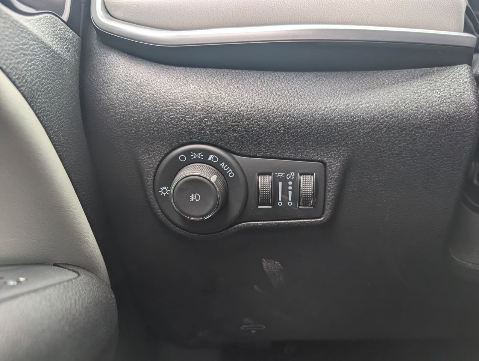 Used 2025 Jeep Compass Limited AWD/4WD image 18