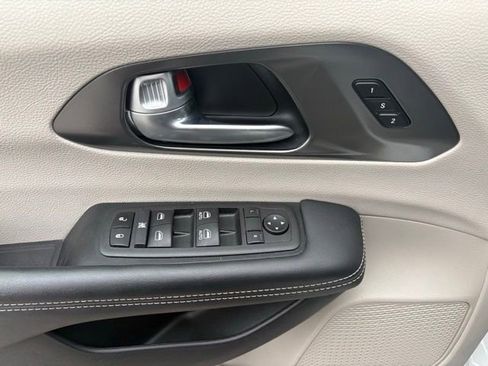 Certified 2024 Chrysler Pacifica Touring-L image 16