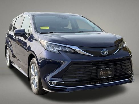 Used 2022 Toyota Sienna XLE image 8