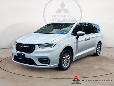 Used 2023 Chrysler Pacifica Touring-L FWD image 7