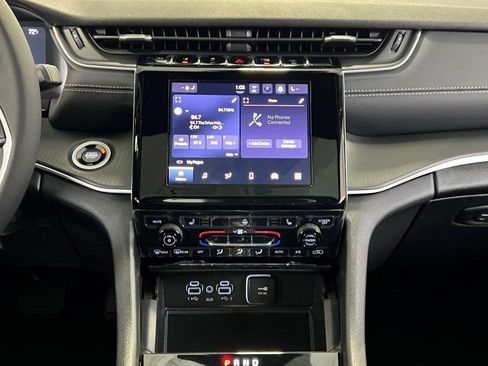 New 2025 Jeep Grand Cherokee Laredo X w/ Luxury Tech Group I image 17