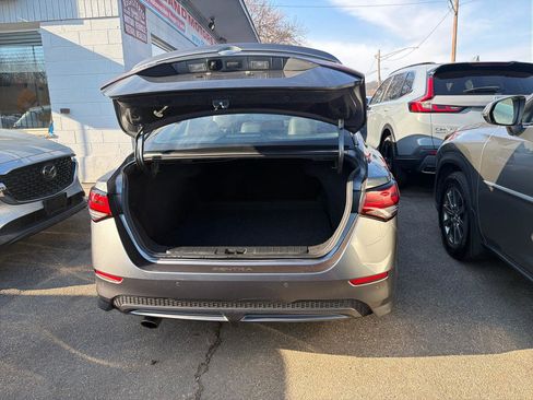 Used 2020 Nissan Sentra SR w/ Premium Package FWD image 10