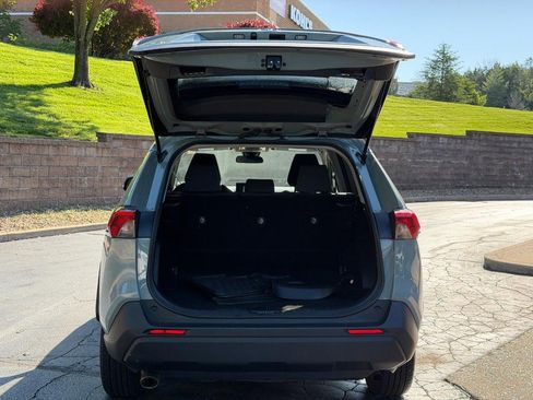 Used 2021 Toyota RAV4 XLE AWD/4WD image 4