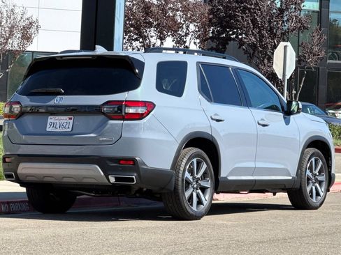 Used 2025 Honda Pilot Touring image 4